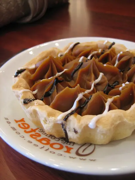 Foto von Schoko-Karamell-Tarte mit Meersalz – fertig angerichtet