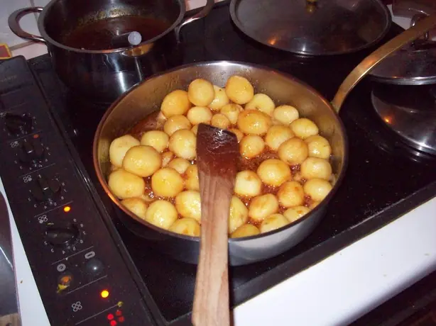 Foto von Dänische Brunede Kartofler klassisch – fertig angerichtet