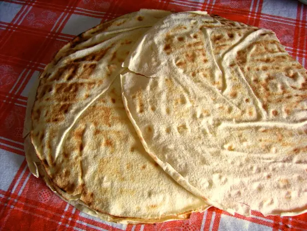 Foto von Sardisches Hirtenbrot Pane Carasau – fertig angerichtet