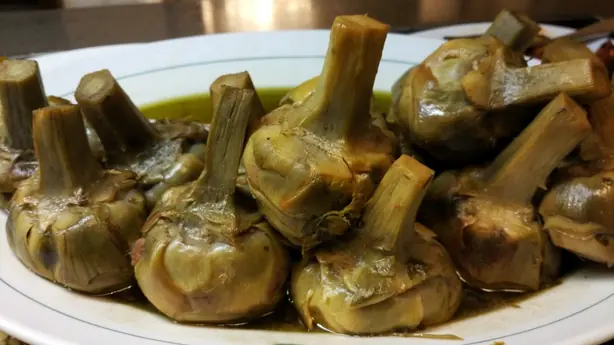 Foto von Römische Artischocken Carciofi alla romana – fertig angerichtet