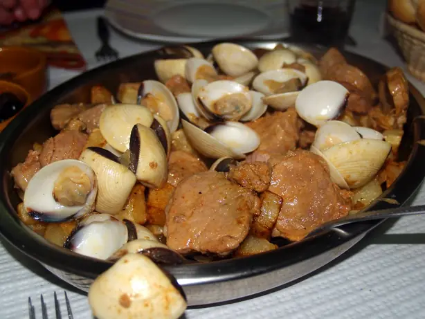 Foto von Carne de Porco à Alentejana Klassisch – fertig angerichtet