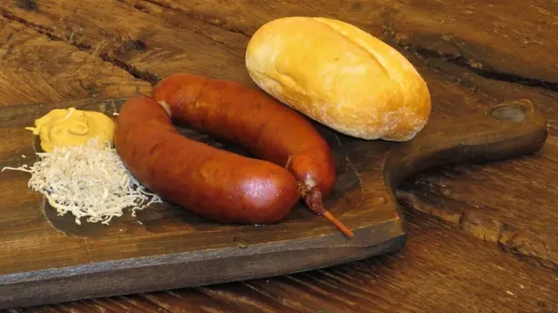 Foto von Original Slowenische Kranjska Klobasa – fertig angerichtet