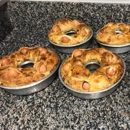 Foto von Neapolitanischer Casatiello klassisch – fertig angerichtet