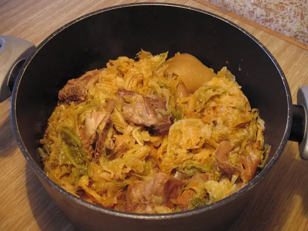 Foto von Lombardischer Wirsingeintopf Cassoeula – fertig angerichtet