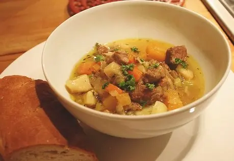 Foto von Walisischer Lamm-Eintopf Cawl – fertig angerichtet