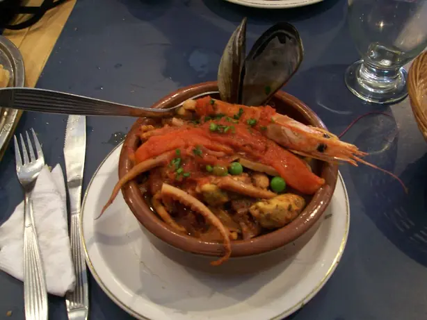 Foto von Katalanische Fischpfanne Zarzuela – fertig angerichtet