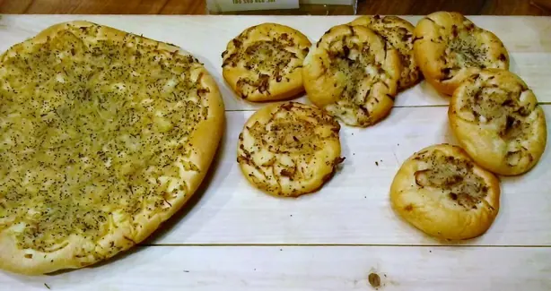 Foto von Klassischer Polnischer Cebularz – fertig angerichtet