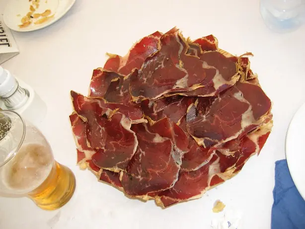 Foto von Klassische Cecina de León Tapa – fertig angerichtet