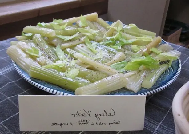 Foto von Klassischer Celery Victor Salat – fertig angerichtet