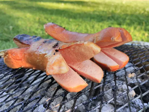 Foto von Schweizer Wurstsalat mit Cervelat – fertig angerichtet
