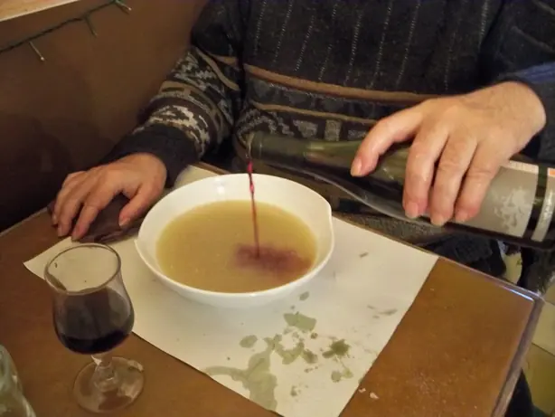 Foto von Traditionelle Bréjaude mit Chabrot – fertig angerichtet