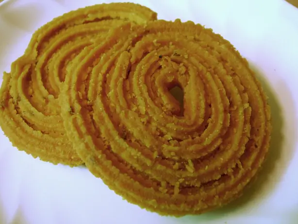 Foto von Maharashtrische Chakli Spiralen – fertig angerichtet