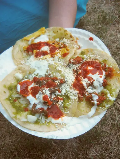 Foto von Mexikanische Chalupas Poblanas – fertig angerichtet