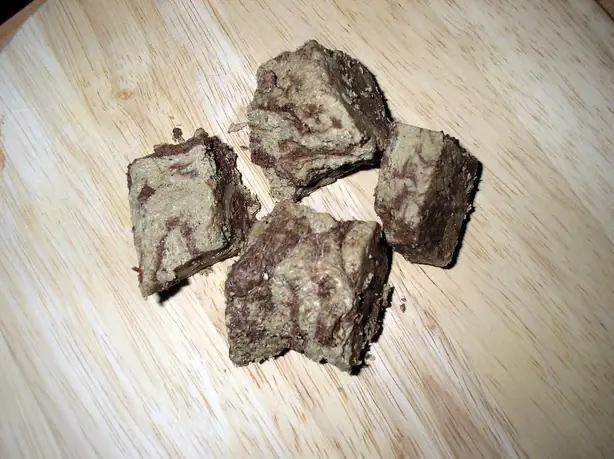 Foto von Klassisches Sesam-Halva mit Pistazien – fertig angerichtet