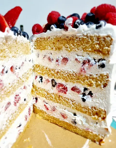 Foto von New Orleans Berry Chantilly Cake – fertig angerichtet