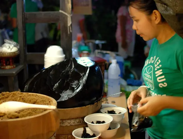 Foto von Chinesisches Grasgelee mit Früchten – fertig angerichtet
