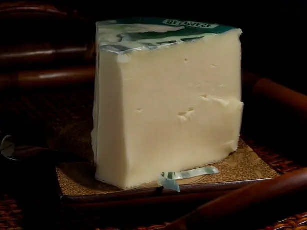 Foto von Bel Paese-Käse mit Trauben und Nüssen – fertig angerichtet