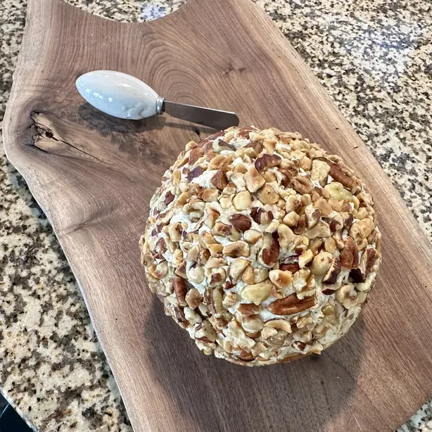 Foto von Klassischer American Cheese Ball – fertig angerichtet