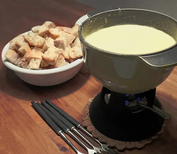 Foto von Klassisches Schweizer Käsefondue (2) – fertig angerichtet