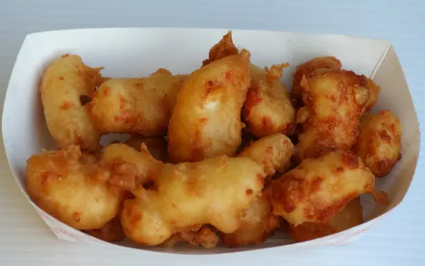 Foto von Frittierte Wisconsin Cheese Curds – fertig angerichtet