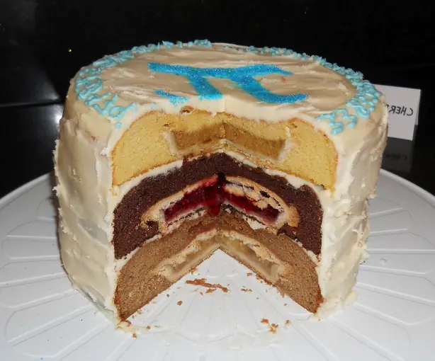 Foto von Amerikanische Cherpumple Monstertorte – fertig angerichtet