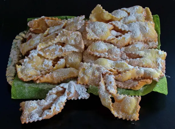 Chiacchiere – Foto: Clop (PUBLIC DOMAIN)