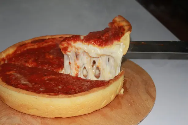 Foto von Chicago Deep Dish Pizza Klassik – fertig angerichtet