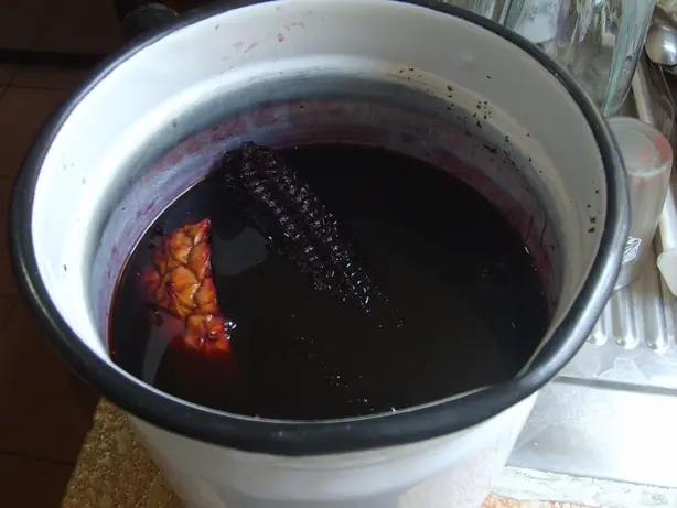 Foto von Peruanische Chicha Morada klassisch – fertig angerichtet