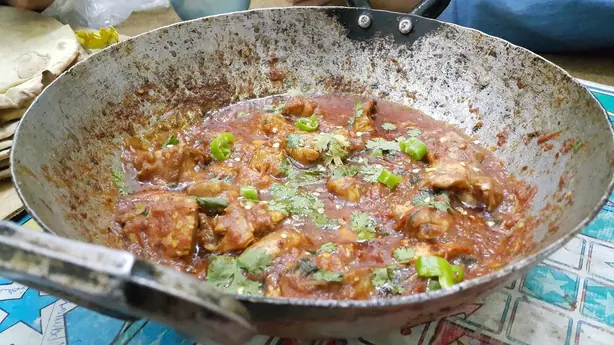 Foto von Original Pakistanisches Chicken Karahi – fertig angerichtet