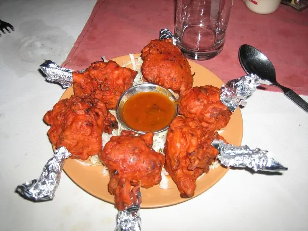 Foto von Indo-Chinesische Chicken Lollipops – fertig angerichtet