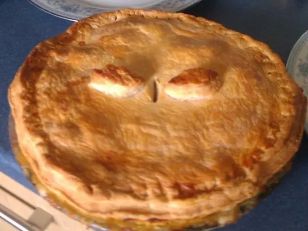 Foto von Britischer Chicken Mushroom Pie – fertig angerichtet