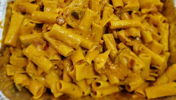 Foto von Klassische Utica Chicken Riggies – fertig angerichtet