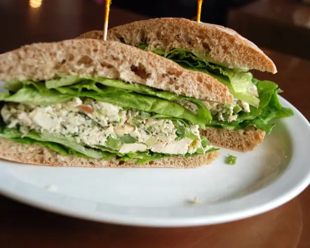Foto von Kalifornischer Hähnchen-Avocado-Salat – fertig angerichtet