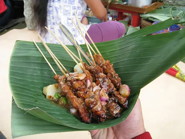 Foto von Indonesische Hühnerspießchen Sate Ayam – fertig angerichtet
