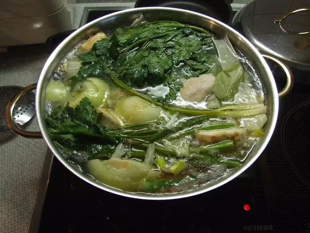Foto von Klassische Hühnersuppe mit Nudeln – fertig angerichtet