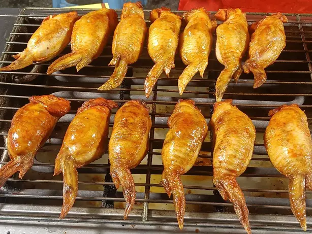 Foto von Taiwanische Hähnchenflügel mit Reisfüllung – fertig angerichtet