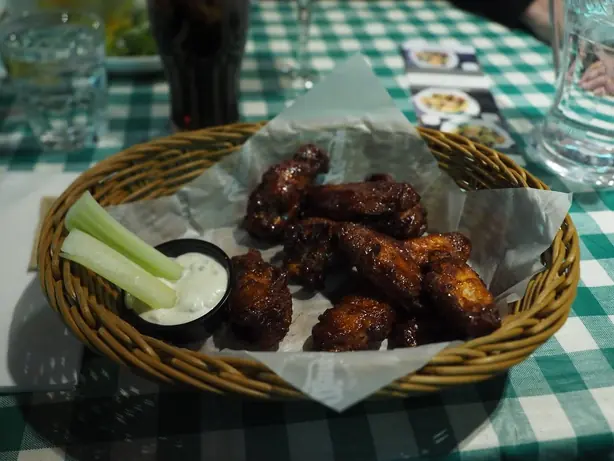 Foto von Buffalo Chicken Wings klassisch – fertig angerichtet