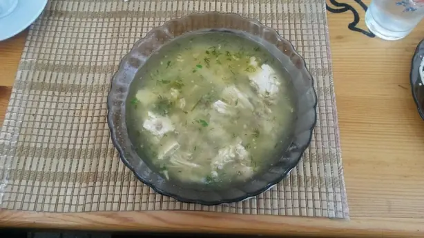 Foto von Georgische Hühnersuppe Chikhirtma – fertig angerichtet
