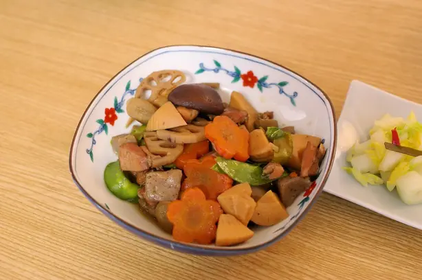 Foto von Japanisches Hähnchen Chikuzenni – fertig angerichtet