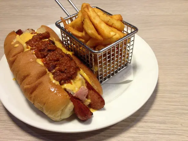 Foto von Klassischer American Chili Dog – fertig angerichtet