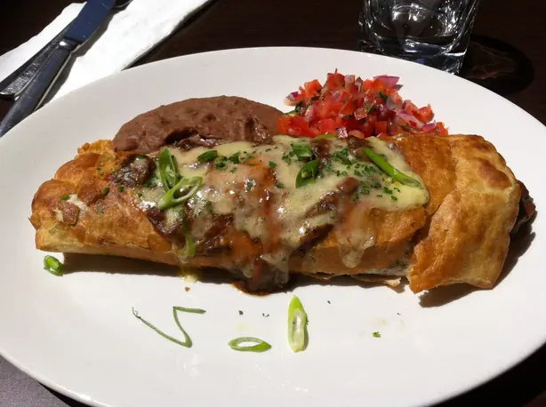 Foto von Klassische Tex-Mex Chimichangas – fertig angerichtet