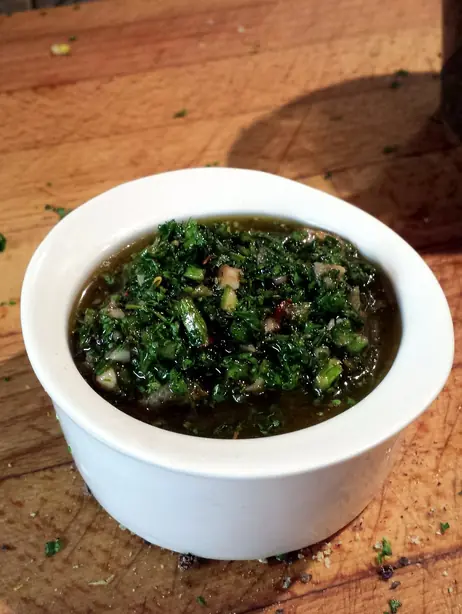 Foto von Argentinisches Chimichurri klassisch (2) – fertig angerichtet