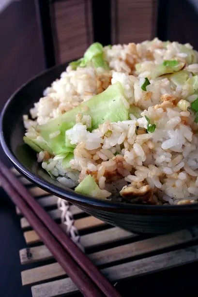 Foto von Klassischer Chinesischer Bratreis – fertig angerichtet