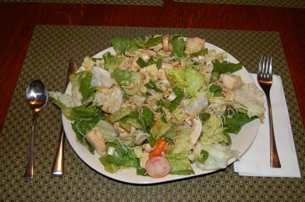 Foto von Kalifornischer Chinese Chicken Salad – fertig angerichtet