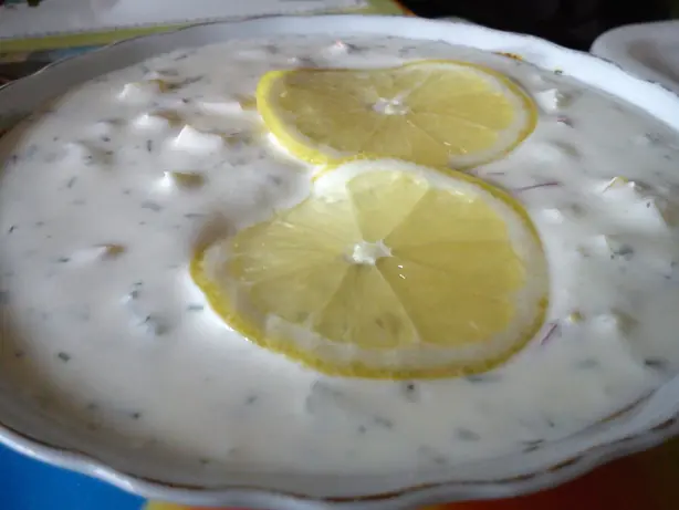 Foto von Litauische Kalte Rote-Bete-Suppe – fertig angerichtet