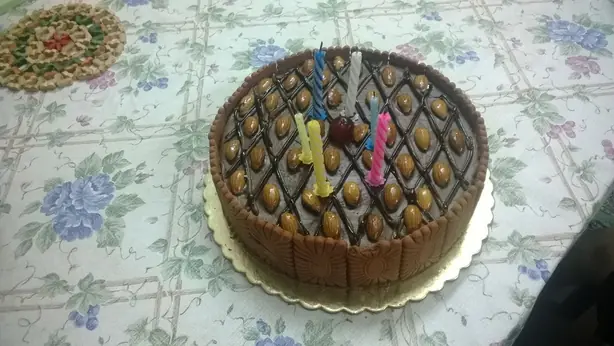 Foto von Klassischer saftiger Schokoladenkuchen – fertig angerichtet