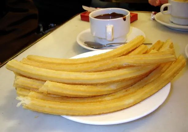 Foto von Klassische Spanische Chocolate con Churros – fertig angerichtet