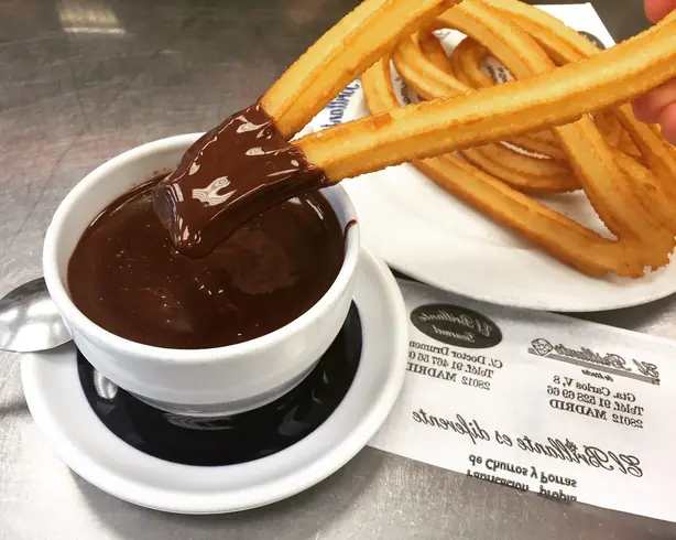 Foto von Klassische Spanische Churros – fertig angerichtet