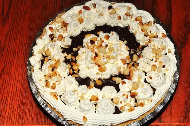 Foto von Klassischer Vanille Cream Pie – fertig angerichtet