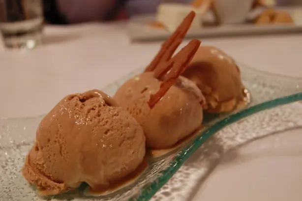 Foto von Klassisches Schokoladeneis – fertig angerichtet
